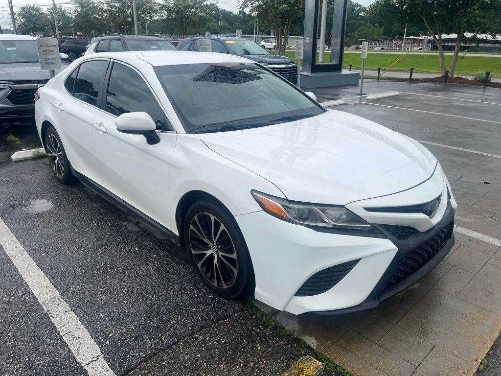 Used 2018 White Toyota SE image 5