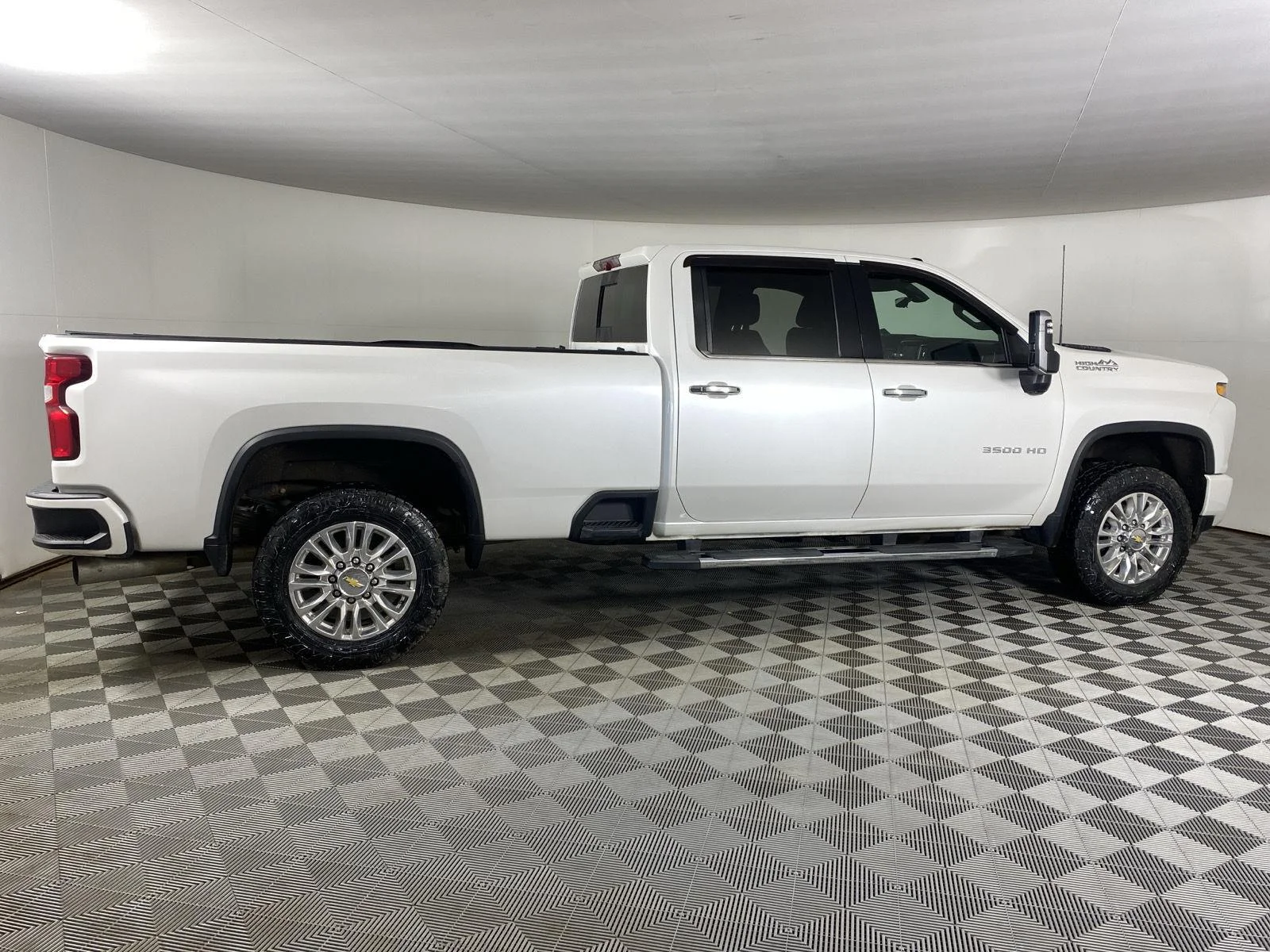 Used 2021 Iridescent Pearl Tricoat Chevrolet High Country image 8