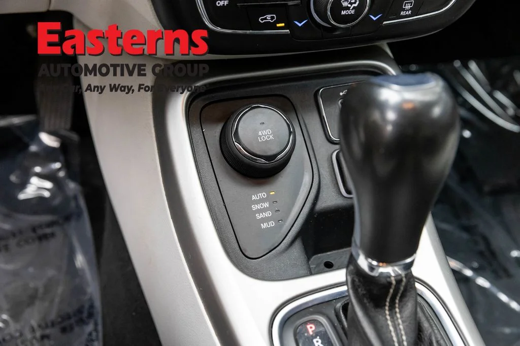 Used 2021 Green Jeep Latitude image 21