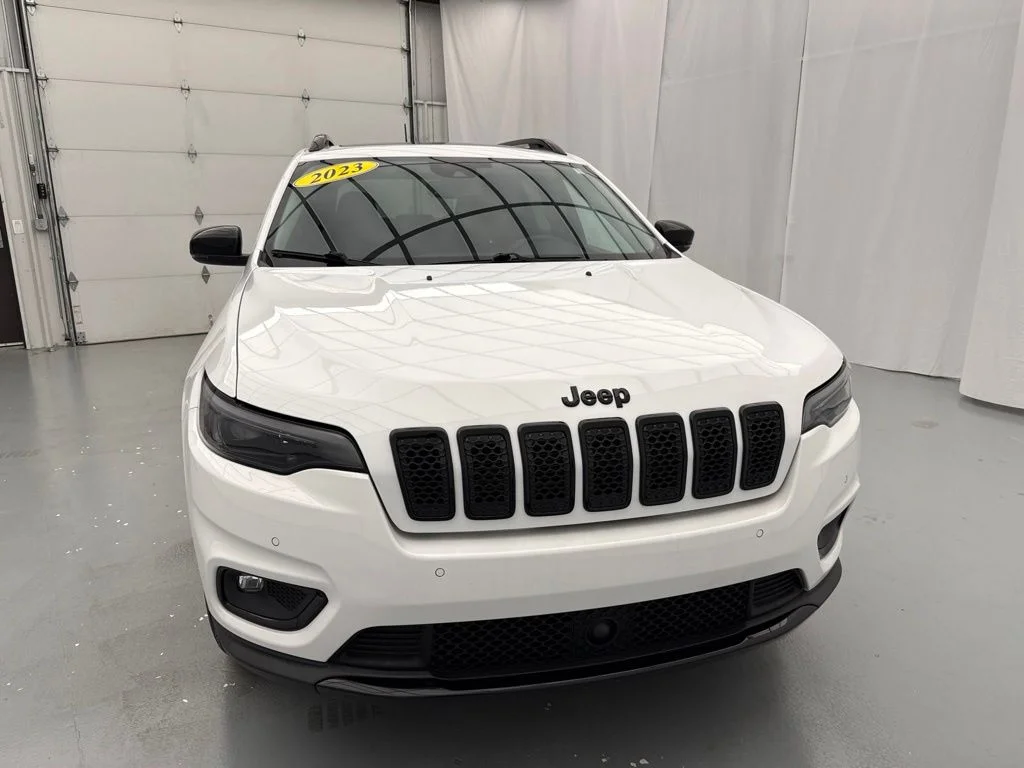 Used 2023 White Jeep Altitude image 2
