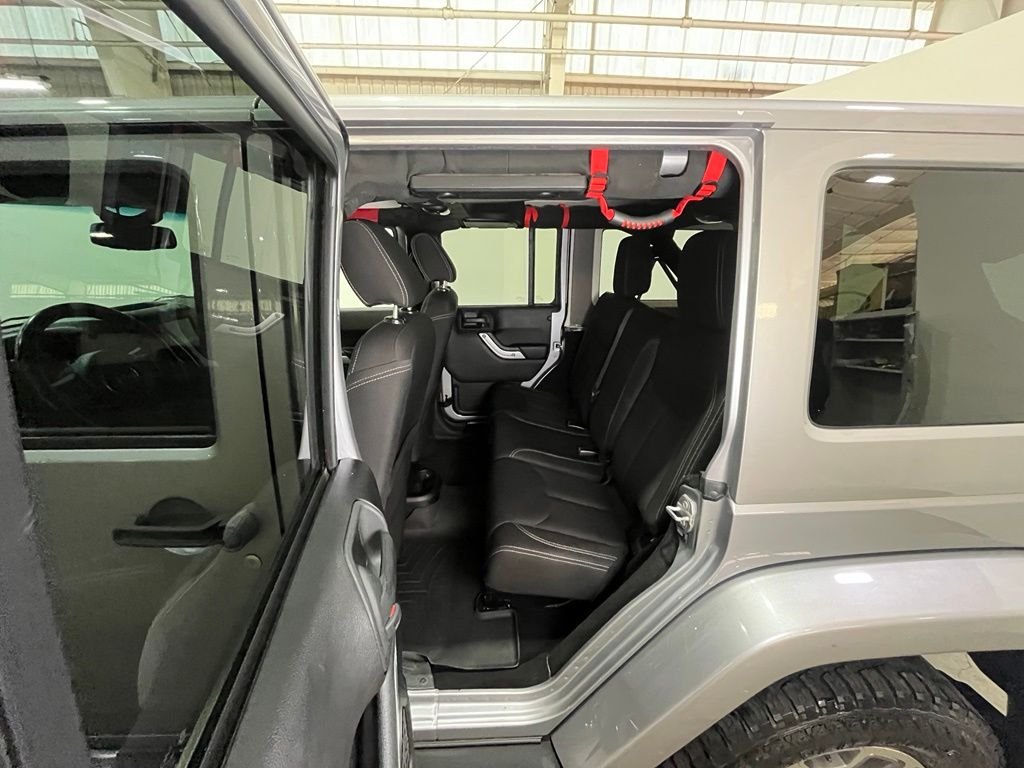 Used 2015 Silver Jeep Unlimited Rubicon image 18