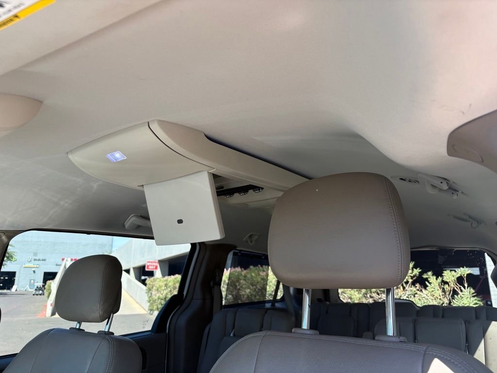 Used 2015 White Chrysler Touring-L image 10