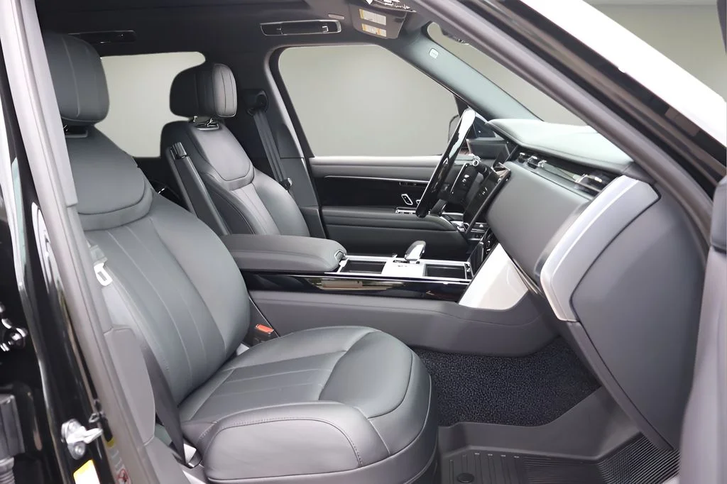 New 2026 Santorini Black Land Rover SE image 17