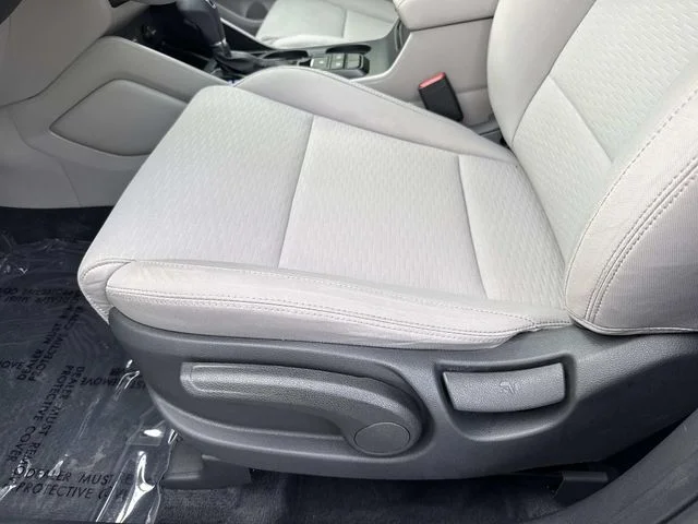 Used 2020 White Hyundai SE image 23