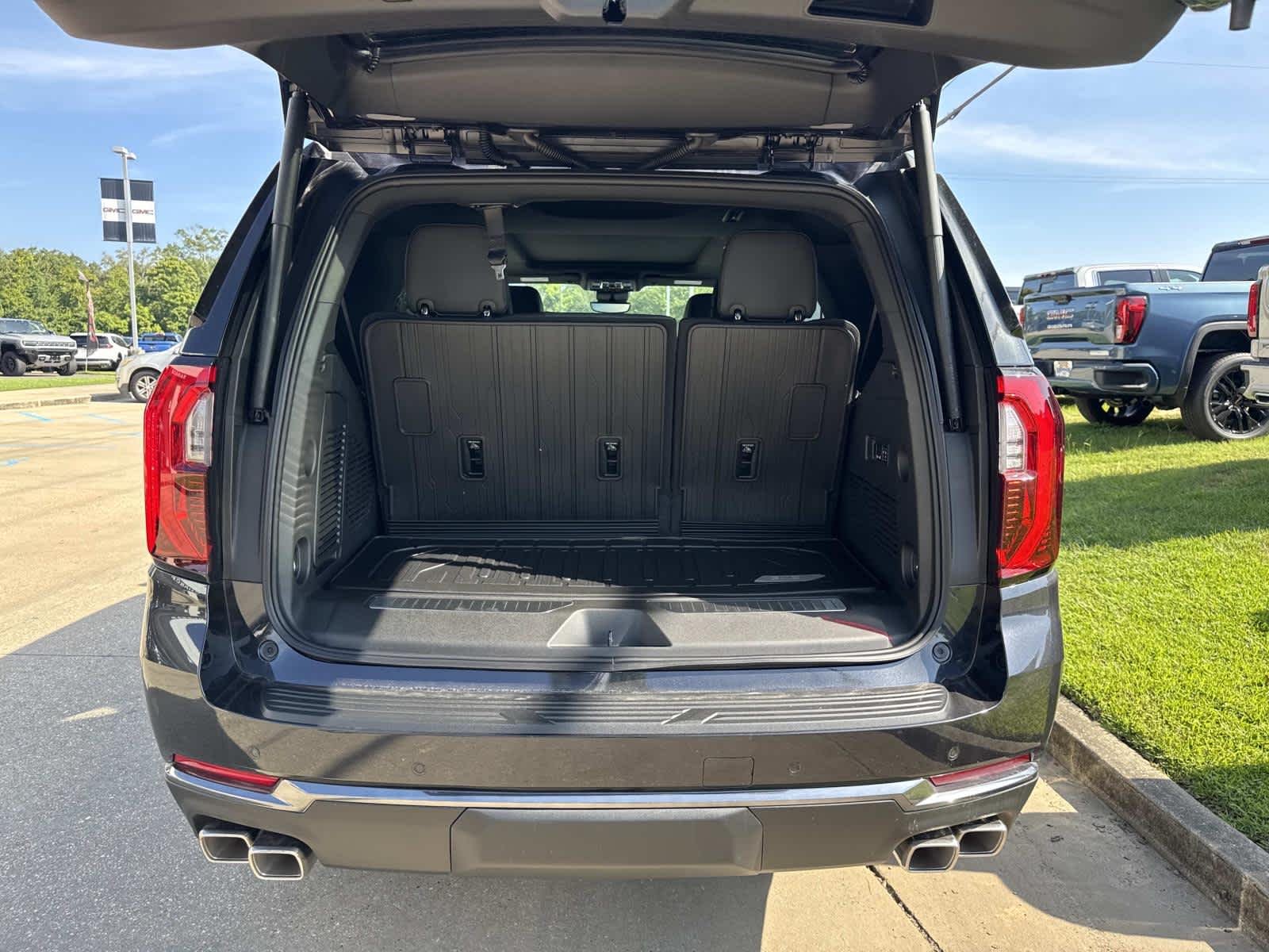 2026 GMC Yukon AT4 - Photo 7