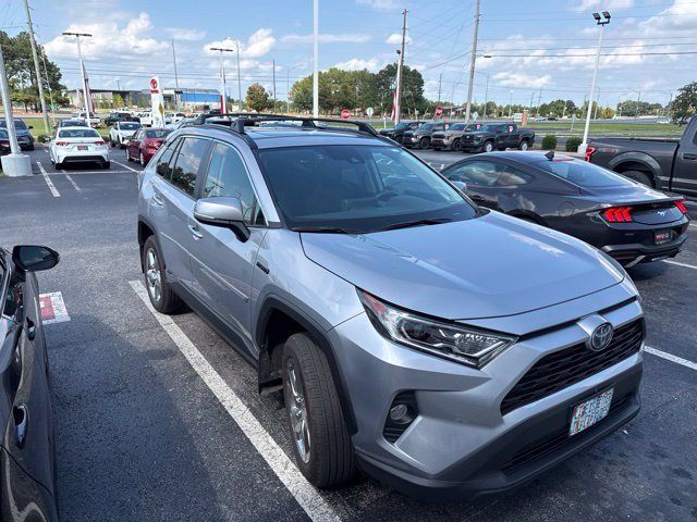 Used 2021 Silver Toyota XLE Premium image 6