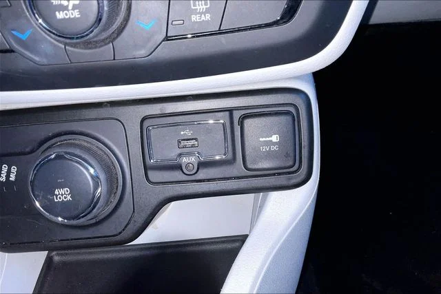 Used 2018 Gray Jeep Latitude image 26