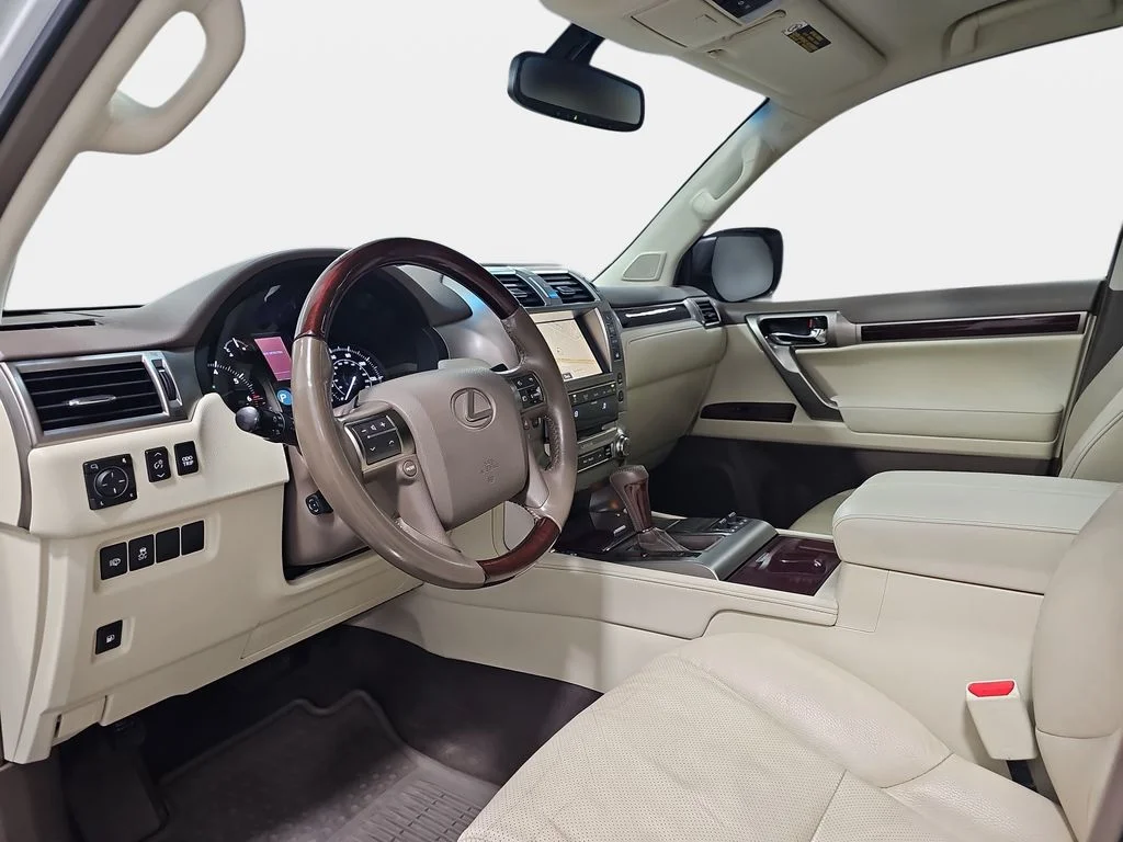 Used 2019 White Lexus 460 image 18