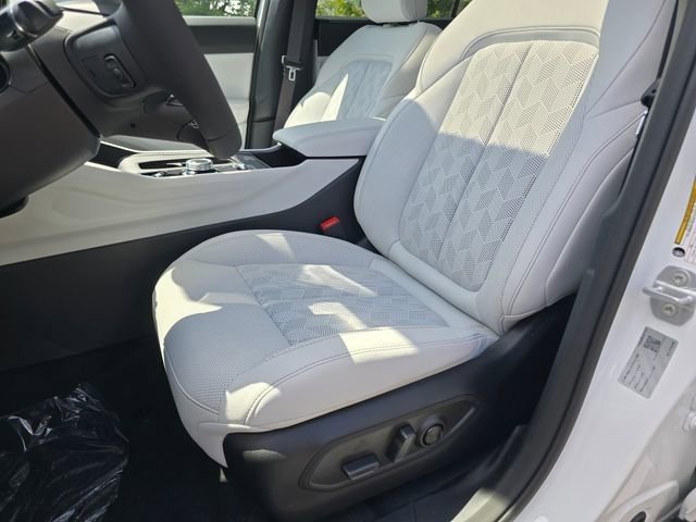 New 2026 Bright White Clear-Coat Exterior Paint Jeep Overland image 5