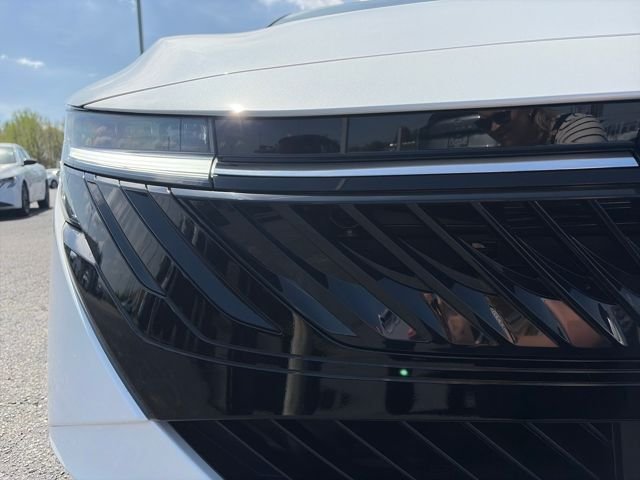 New 2026 Aspen White TriCoat / Super Black Two-tone Nissan SR image 11