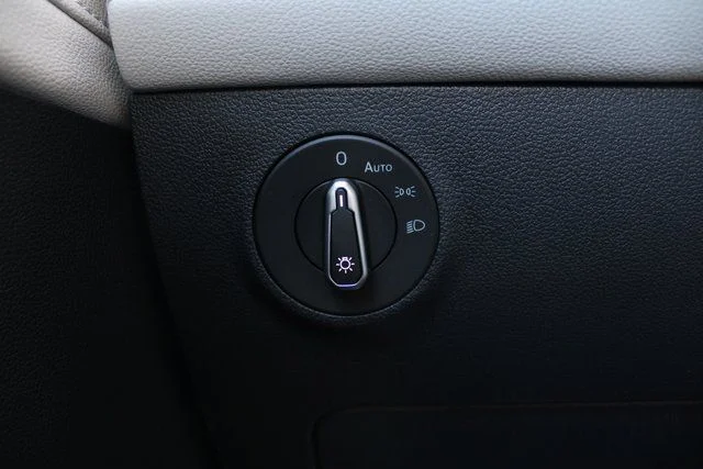 2025 Volkswagen Taos SEL - Photo 17