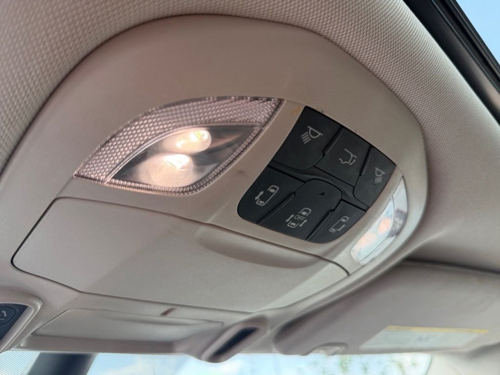 Used 2022 White Chrysler Limited image 17
