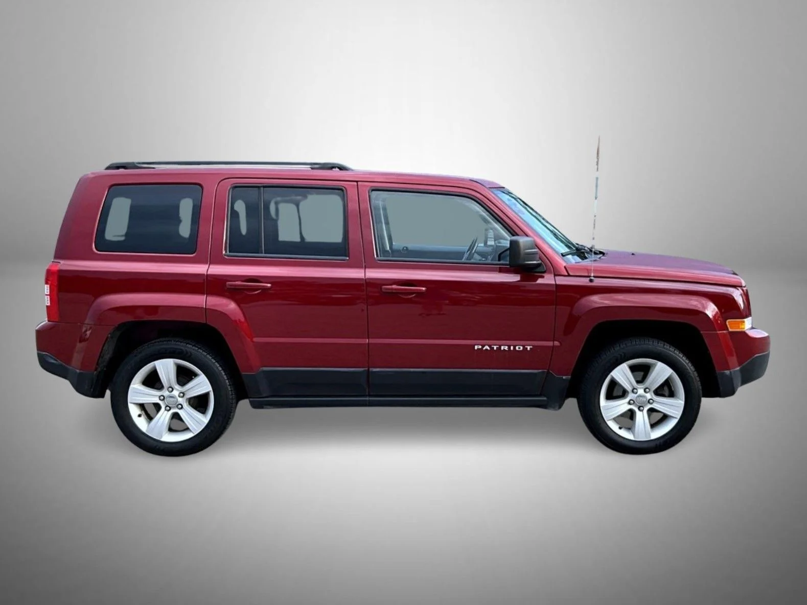 Used 2017 Red Jeep Latitude image 4