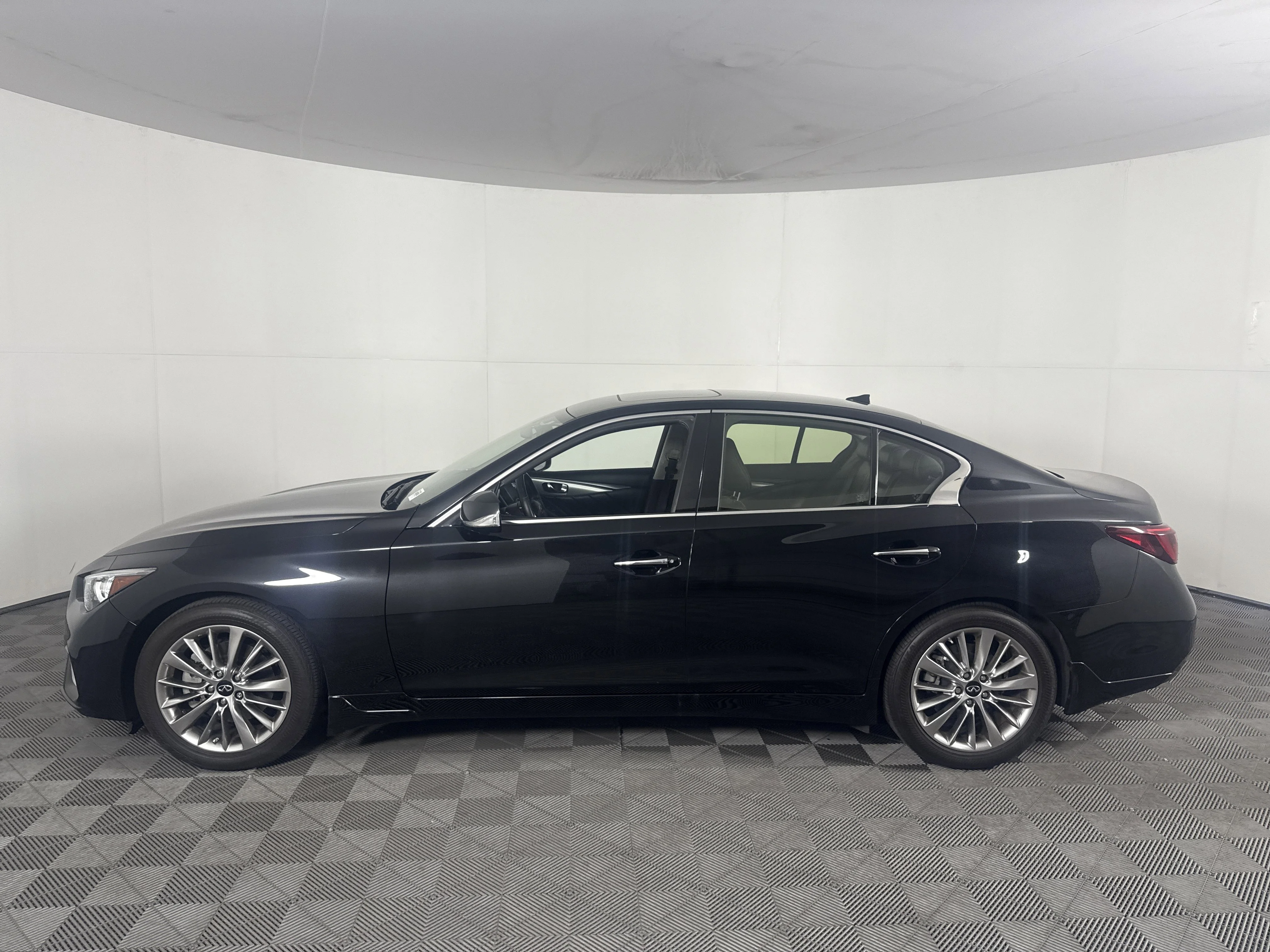 Used 2023 Midnight Black INFINITI LUXE image 7