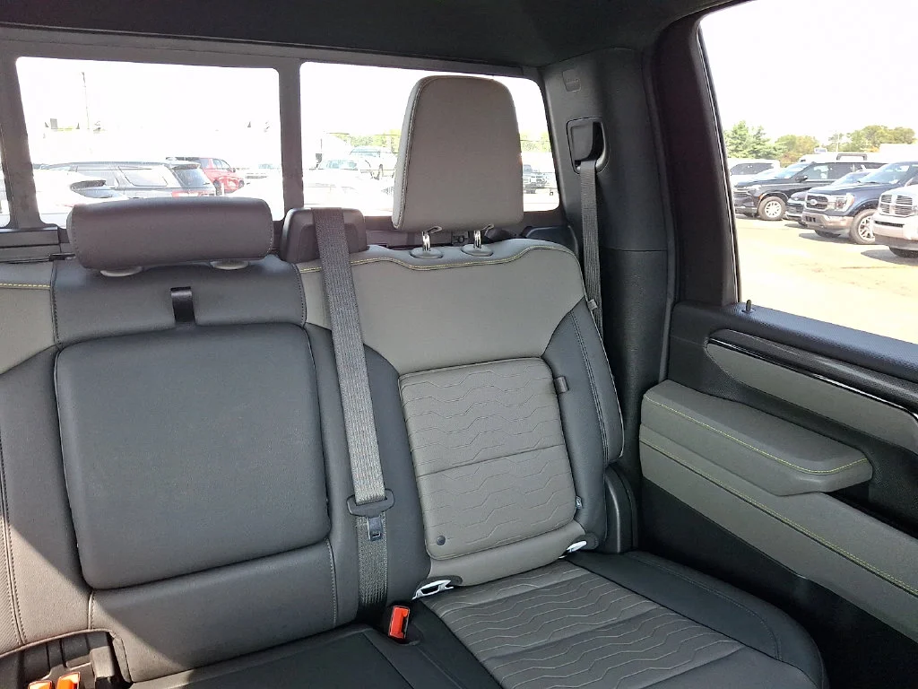 Used 2025 White Chevrolet ZR2 image 21