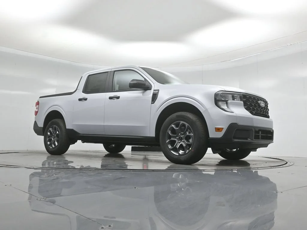 New 2026 Space White Metallic Ford XLT image 3