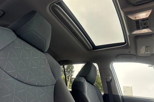 2025 Toyota RAV4 XLE - Photo 19