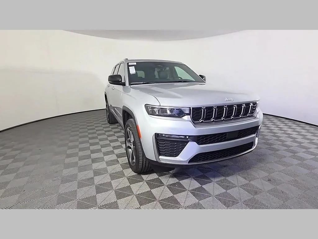 New 2026 Silver Zynith Exterior Paint Jeep Limited image 39