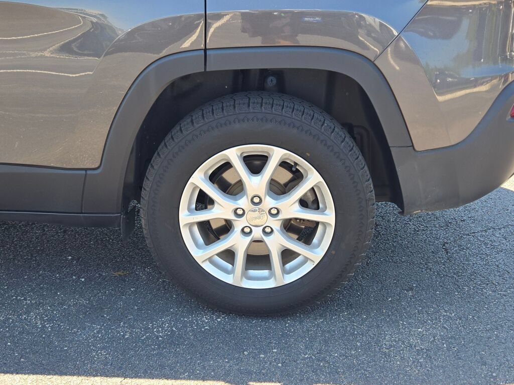 Used 2016 Gray Jeep Latitude image 15