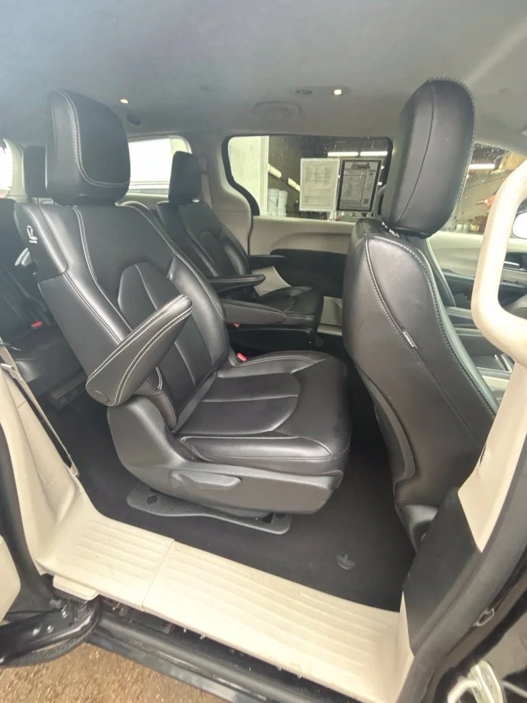 Used 2023 Black Chrysler Touring L image 22