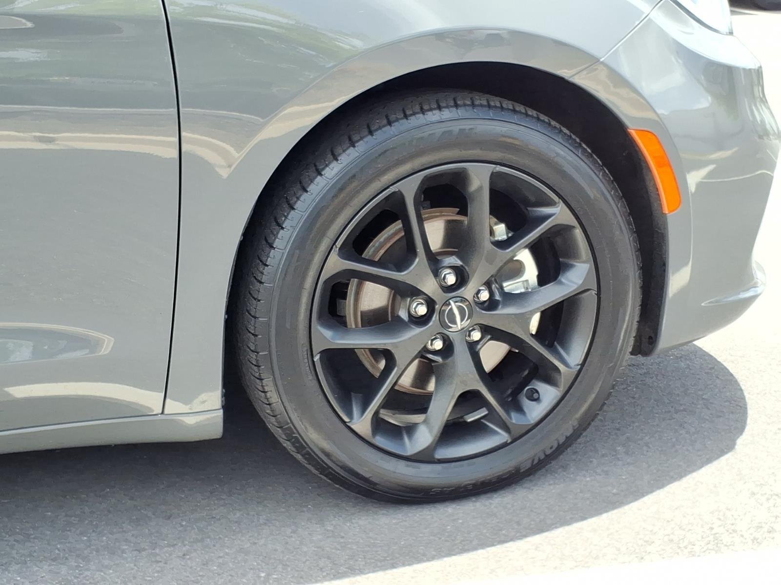 Used 2025 Ceramic Gray Clearcoat Chrysler Limited image 12