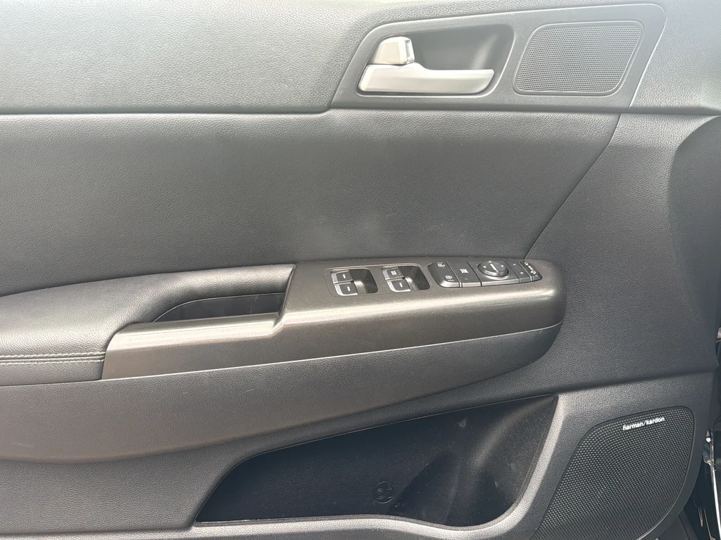 Used 2017 Red Kia EX image 24