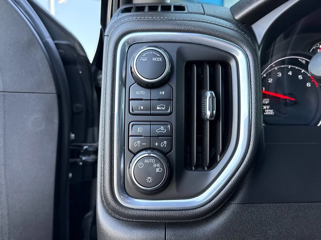 Used 2021 BLACK Chevrolet RST image 26