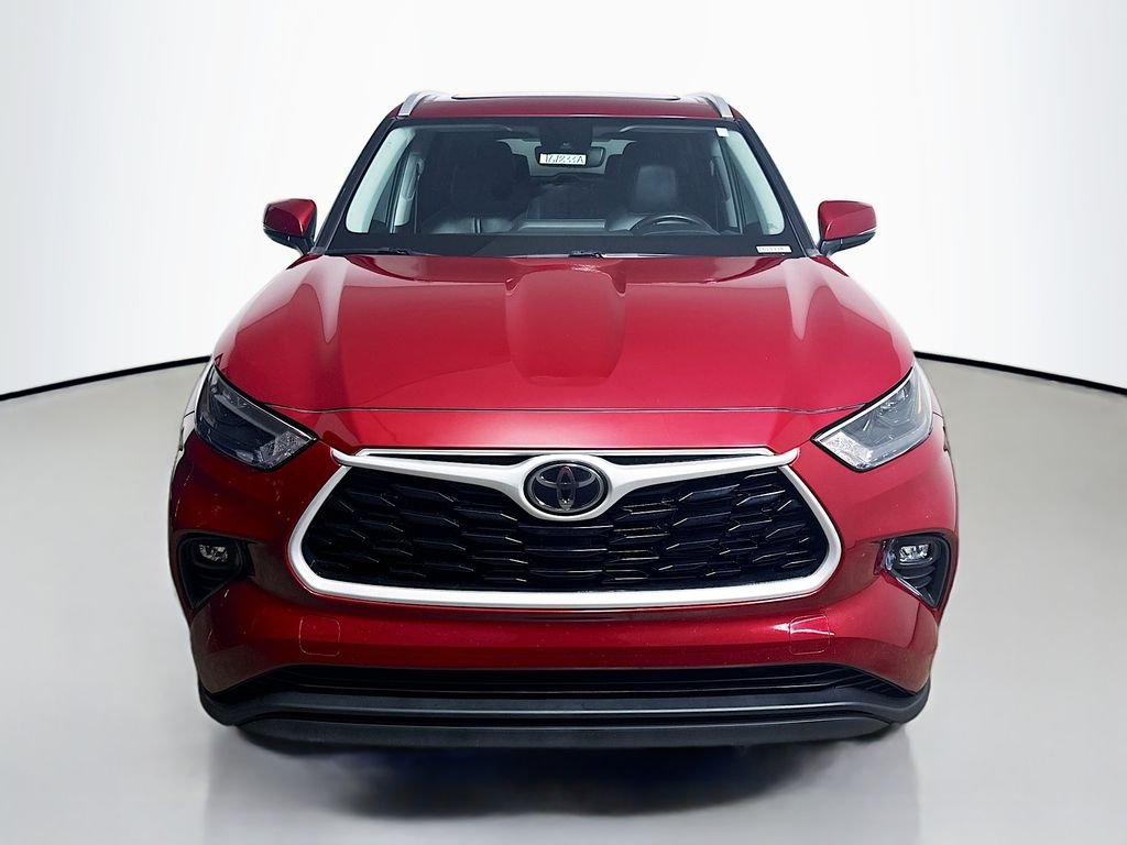 Used 2022 Ruby Flare Pearl Toyota XLE image 2