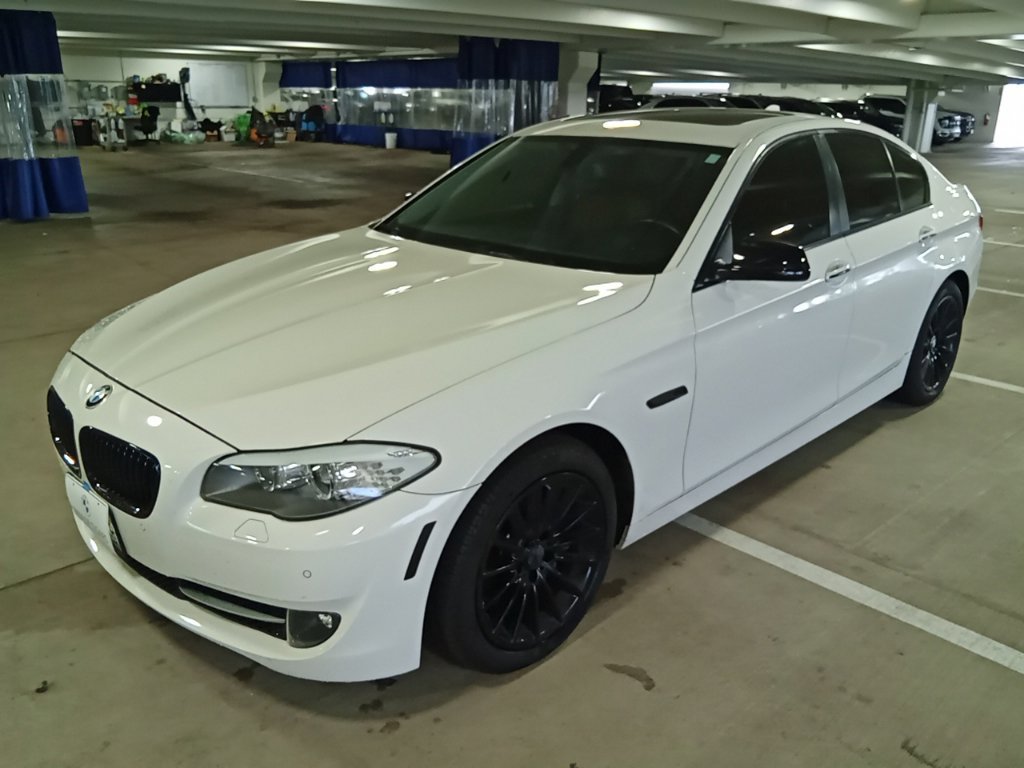Used 2013 Alpine White BMW 550i image 1