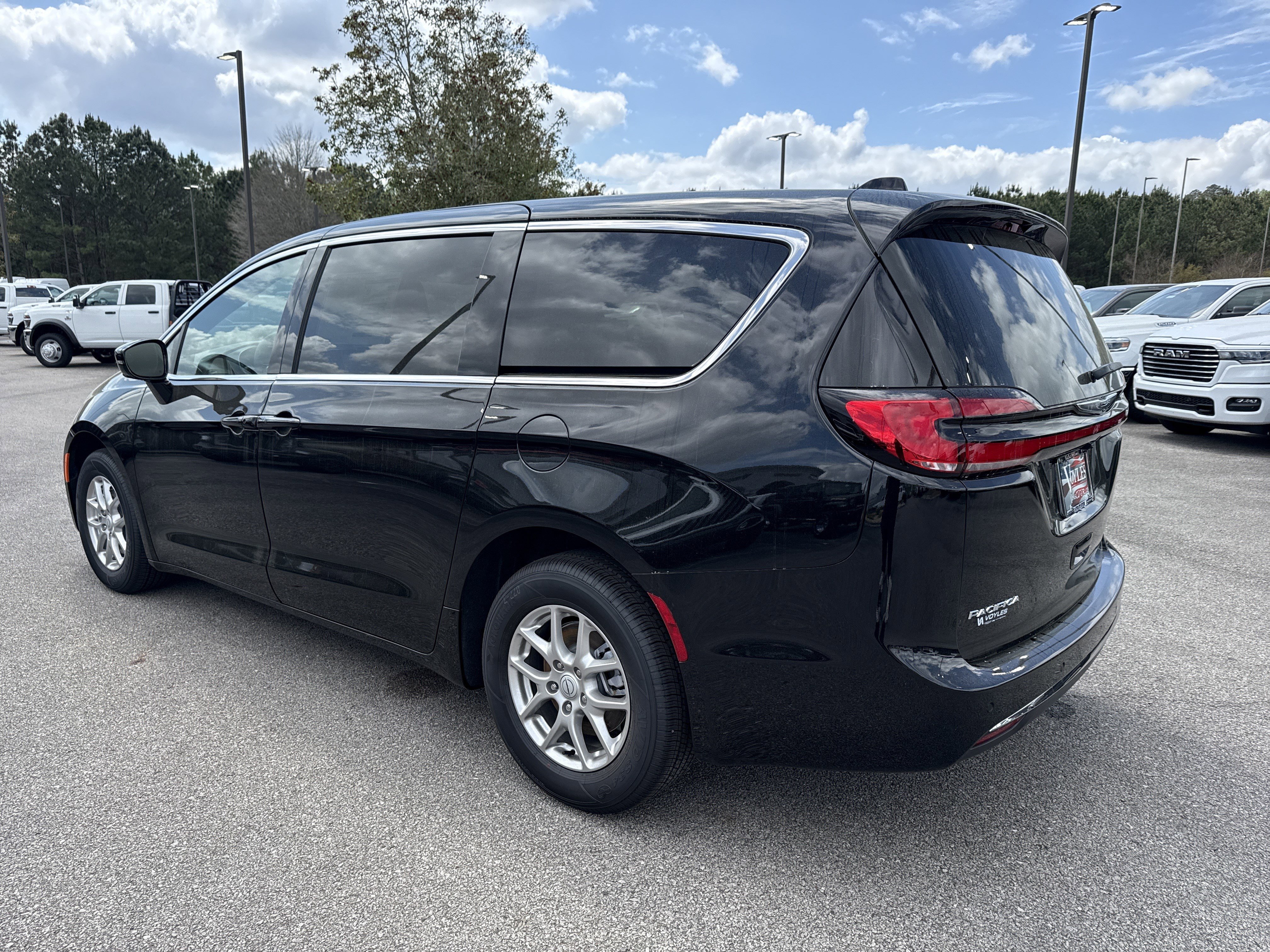 New 2026 Diamond Black Crystal Pearl-Coat Exterior Paint Chrysler Select image 5