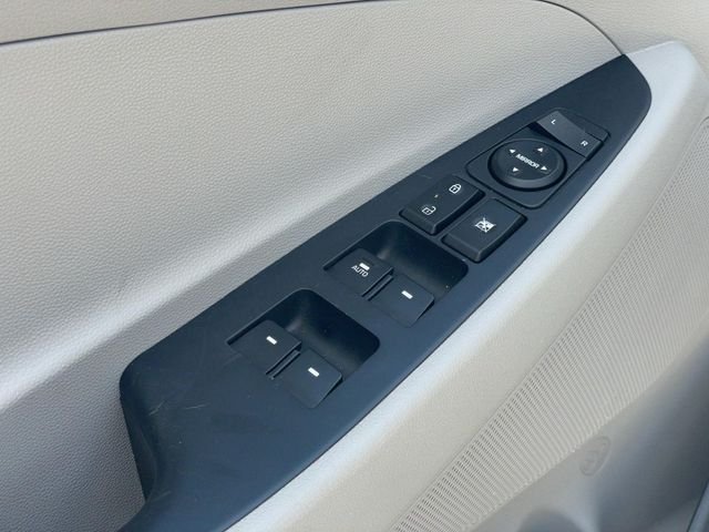 Used 2018 Silver Hyundai SEL image 18