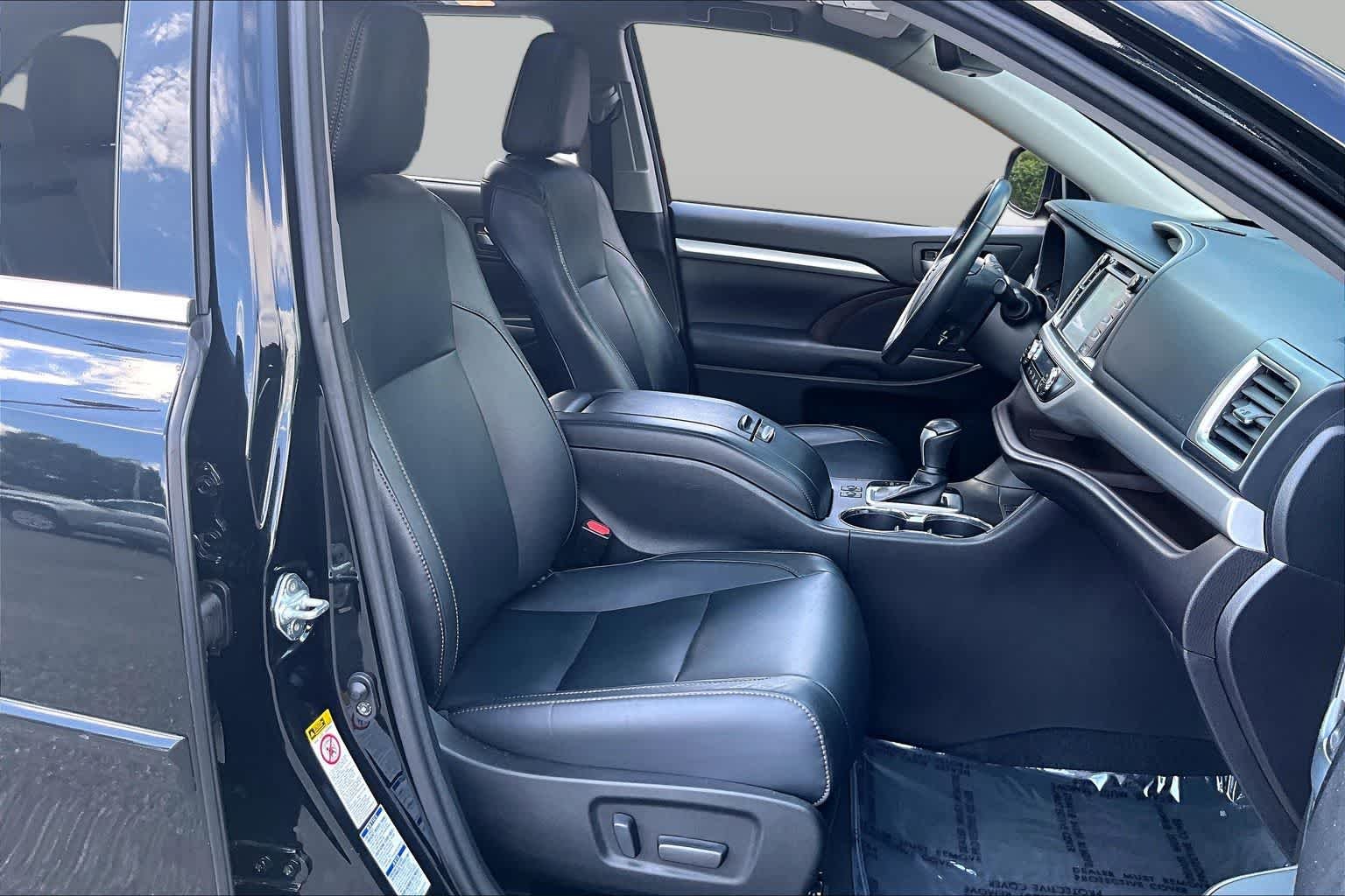 Used 2018 Midnight Black Metallic Toyota XLE image 9