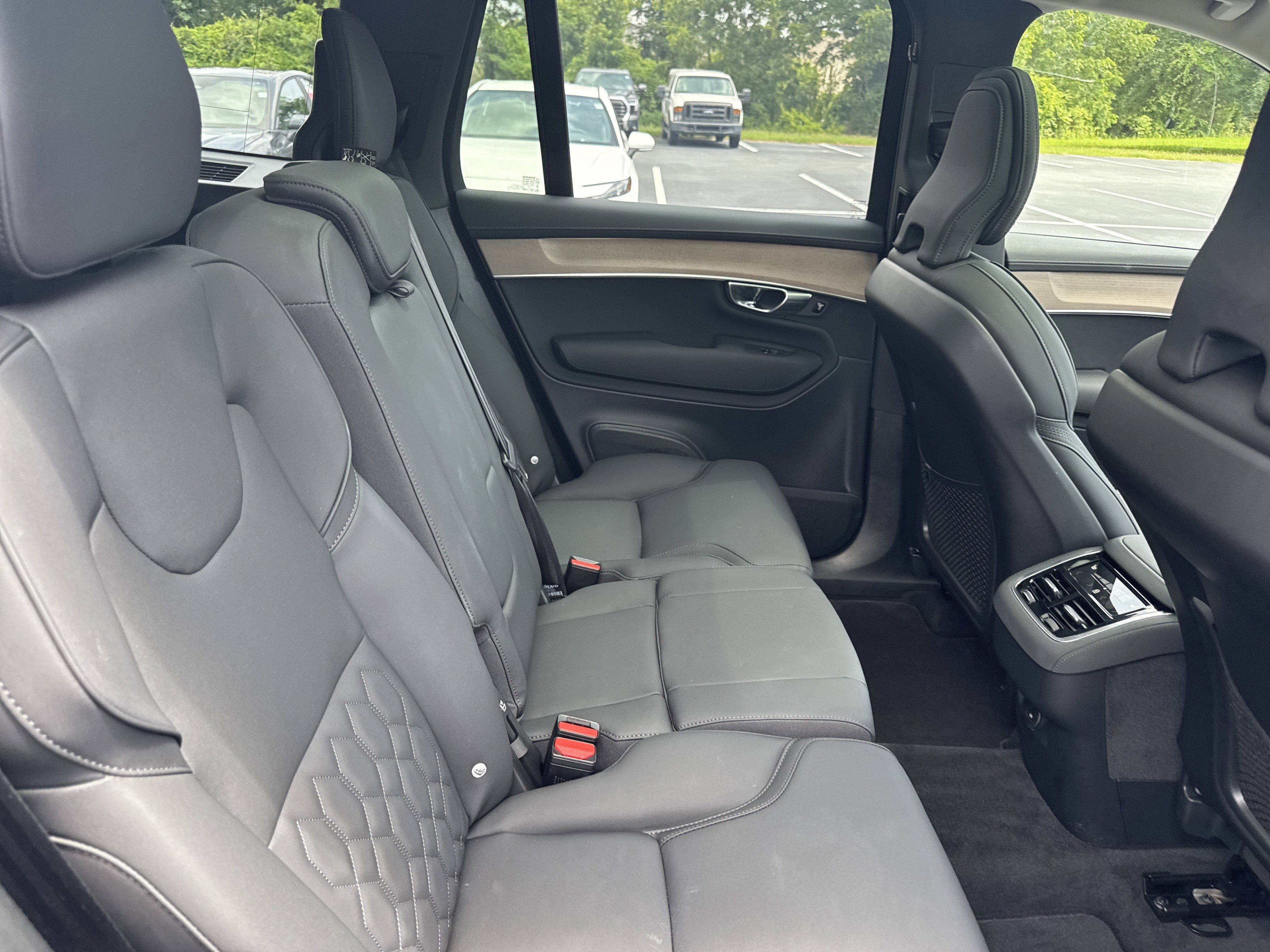 Used 2025  Volvo B6 Plus 7-Seater image 34