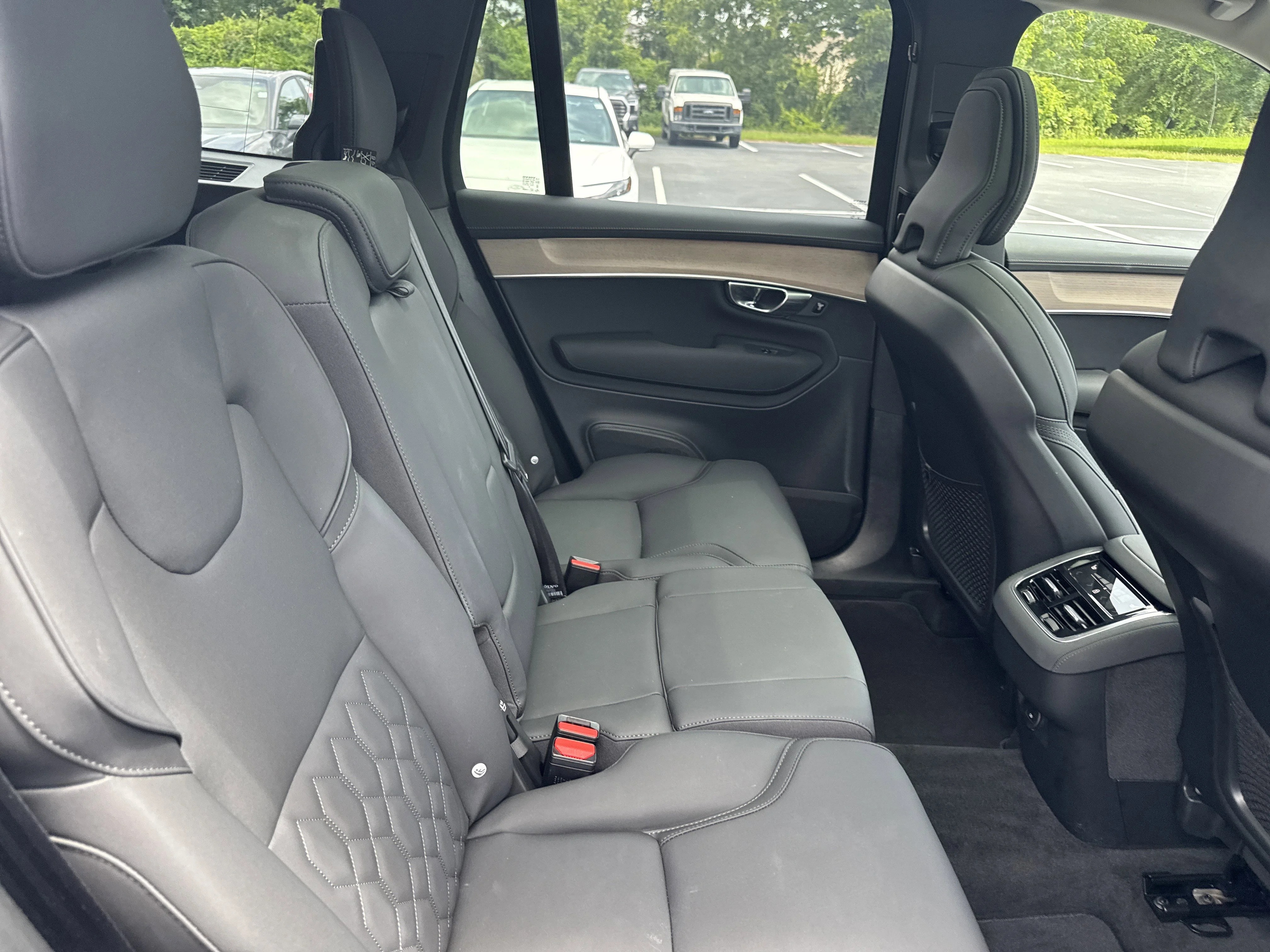 Used 2025 Silver Dawn Metallic Volvo B6 Plus 7-Seater image 34