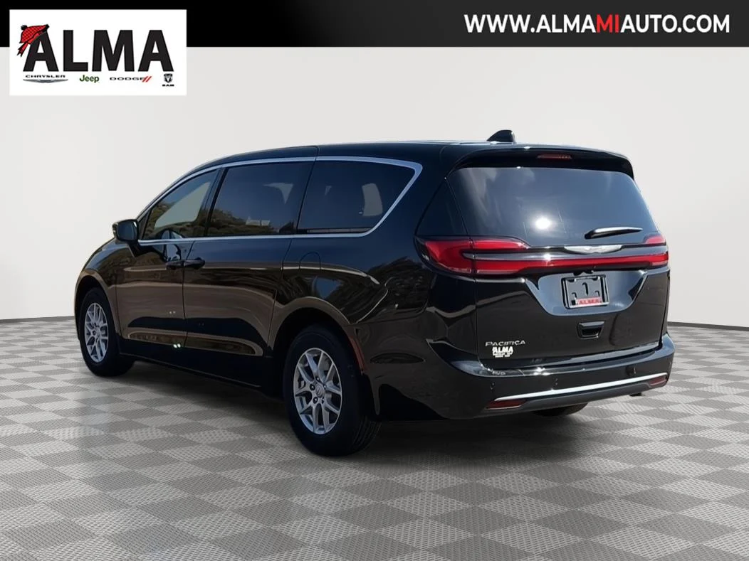 New 2026 Diamond Black Crystal Pearl-Coat Exterior Paint Chrysler Select image 4