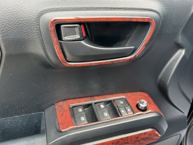 Used 2018  Toyota  image 12
