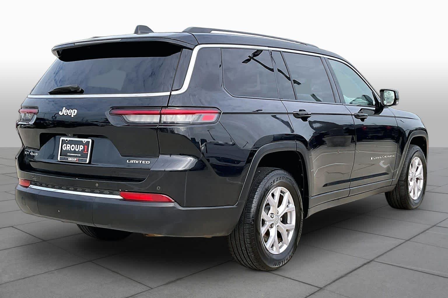 Used 2022 Diamond Black Crystal Pearlcoat Jeep Limited image 13