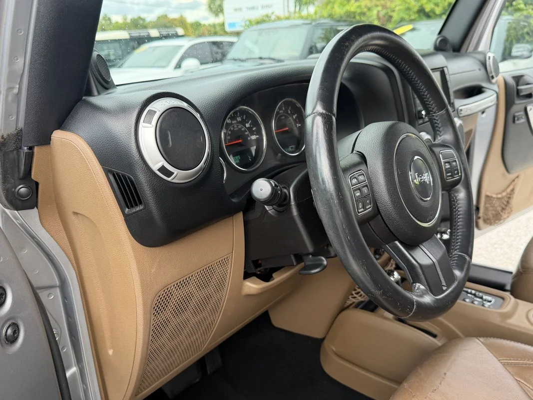 Used 2013  Jeep Sahara image 15