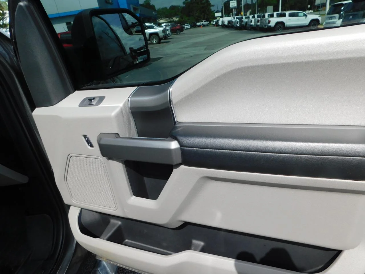 Used 2016 Magnetic Ford 4WD SuperCab 145 in XLT image 12