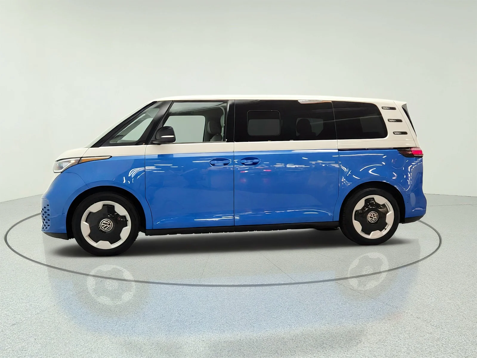 Used 2025 Cabana Blue Volkswagen Pro S Plus 4MOTION w/Two-Tone image 8