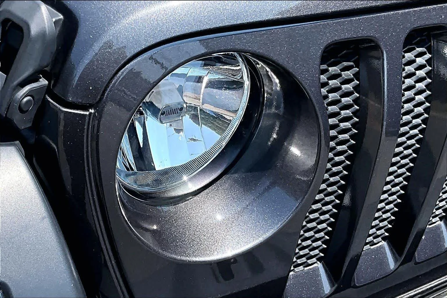 Used 2023 Granite Crystal Metallic Clearcoat Jeep Sport image 28