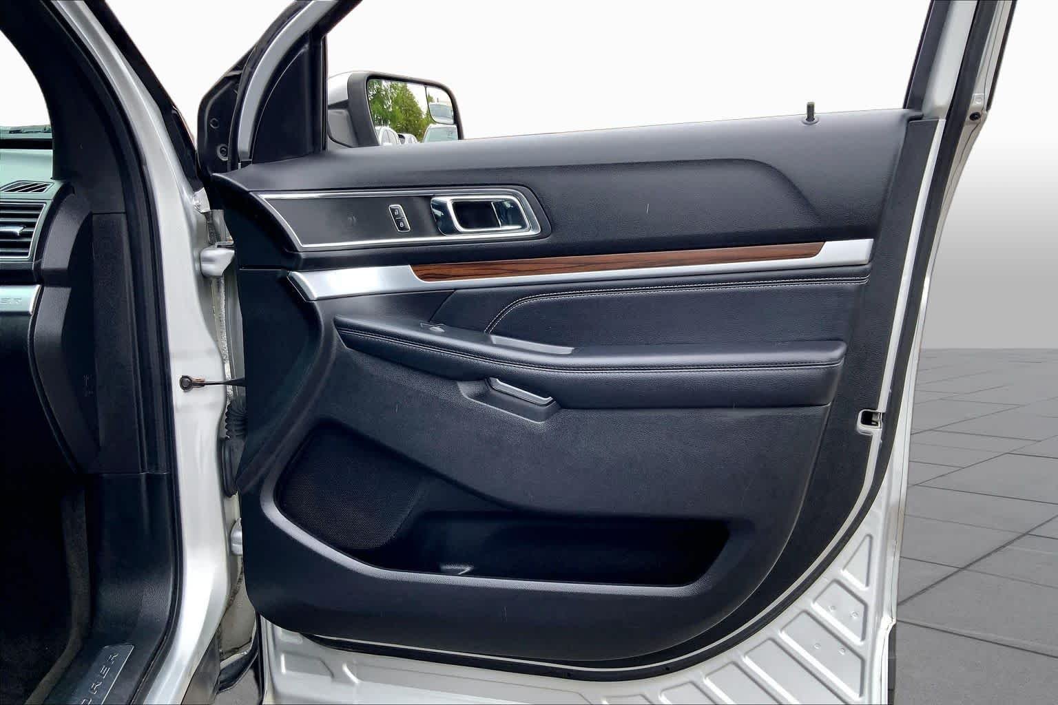 Used 2018 Ingot Silver Ford Limited image 23
