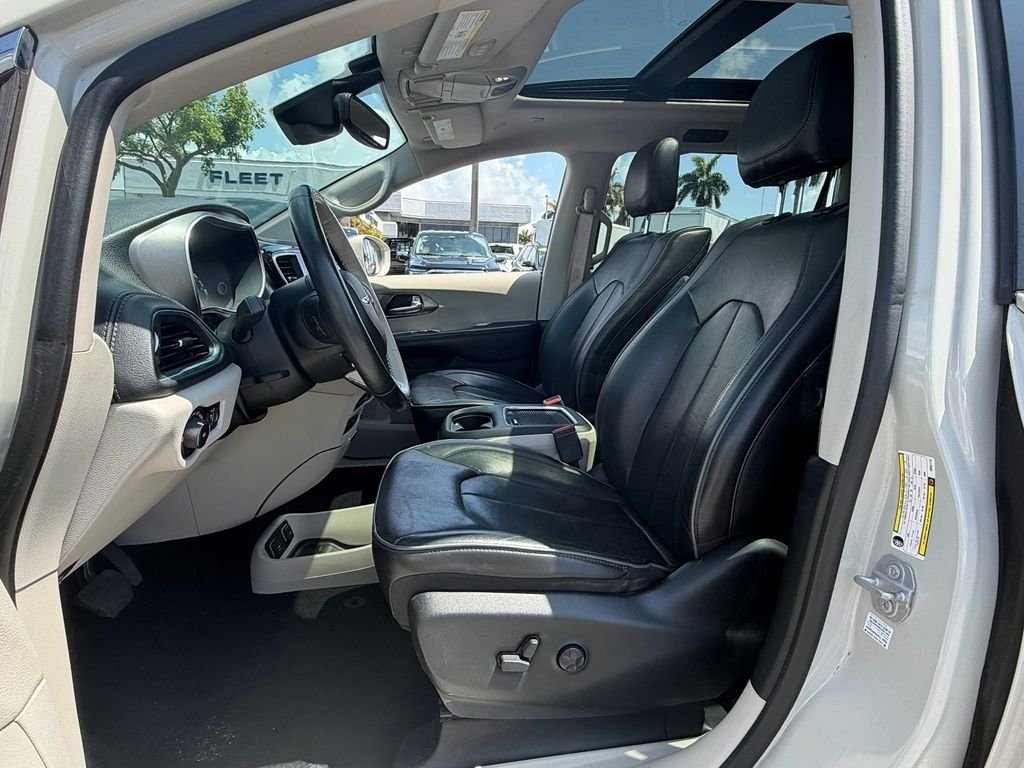 Used 2019 White Chrysler Limited image 9