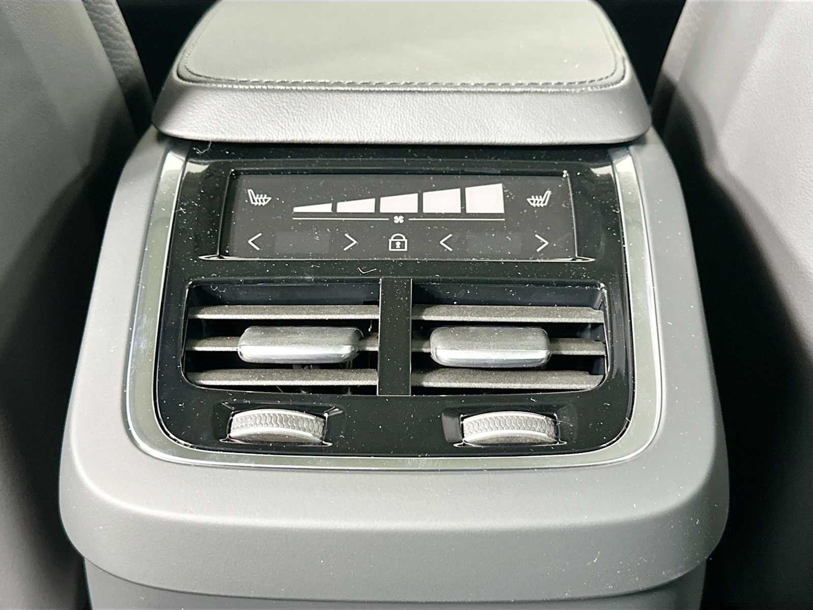 2025 Volvo XC90 Plus - Photo 21