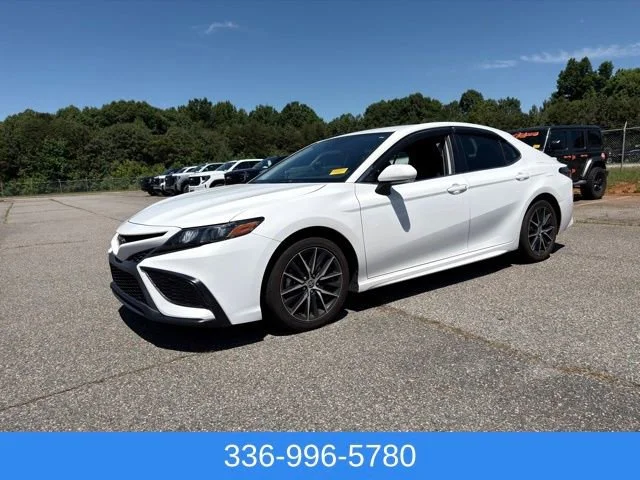Used 2022 White Toyota SE image 9