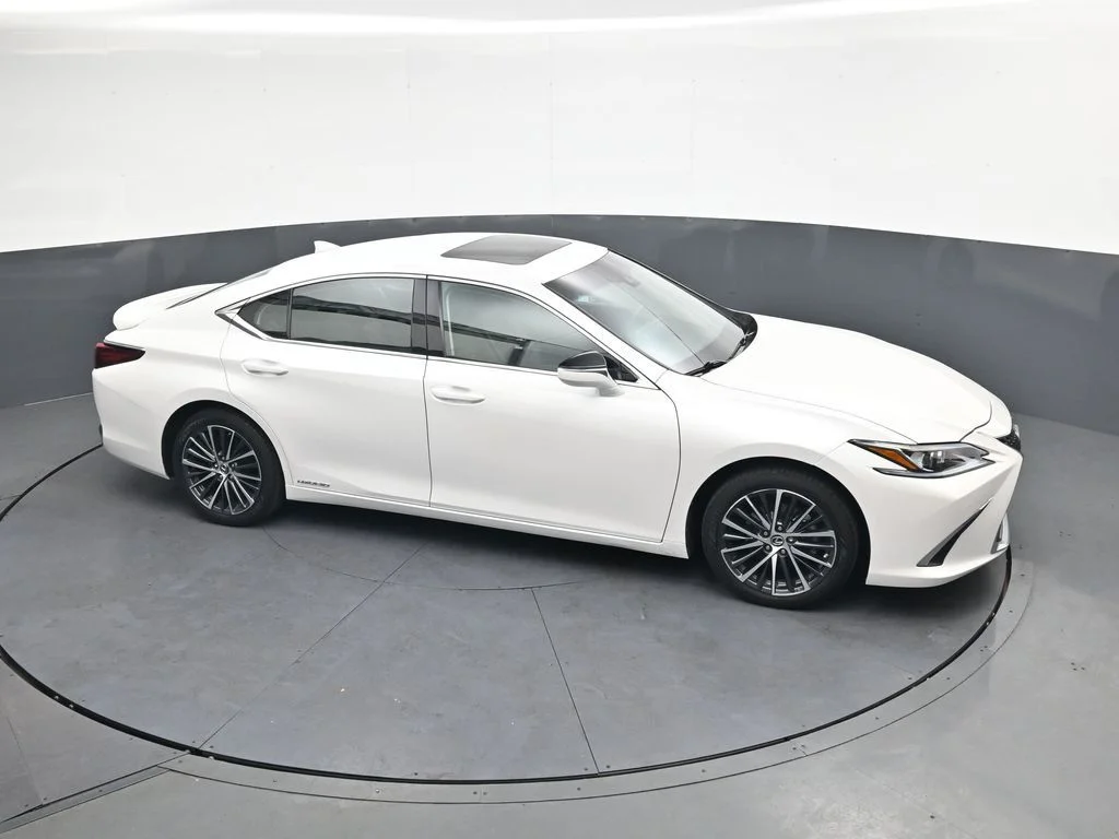 Used 2022 White Lexus 300h image 28