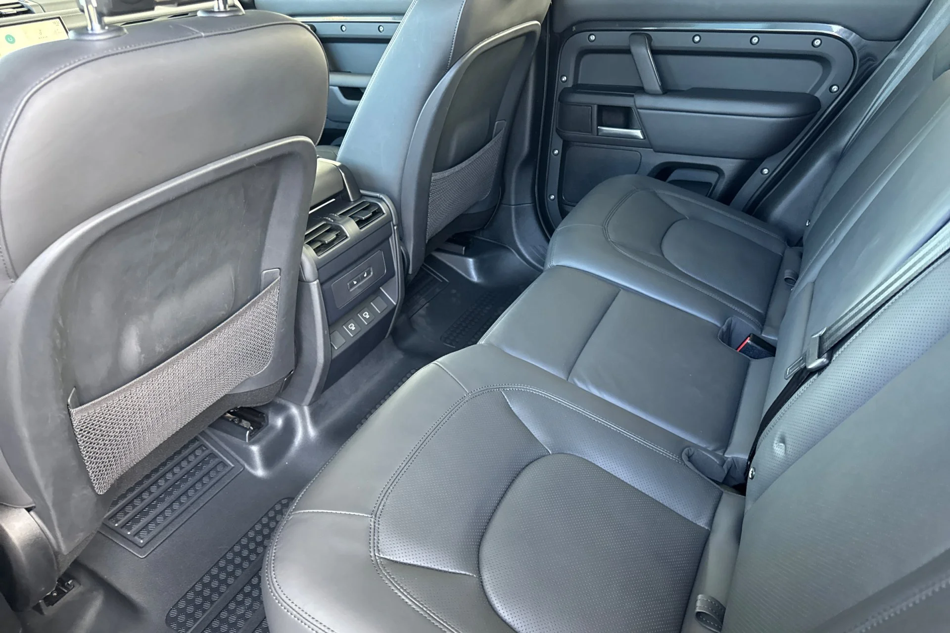 Certified Used 2025 Carpathian Grey Premium Metallic Land Rover 110 P400 S image 4