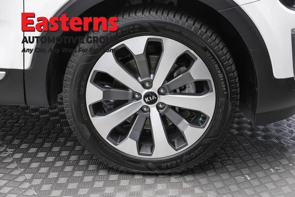 Used 2020 White Kia S image 33