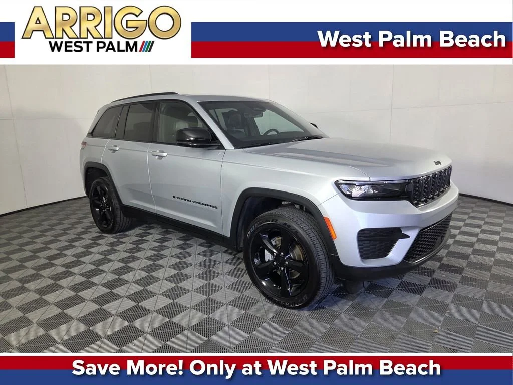 Used 2025 Silver Zynith Jeep Altitude image 1