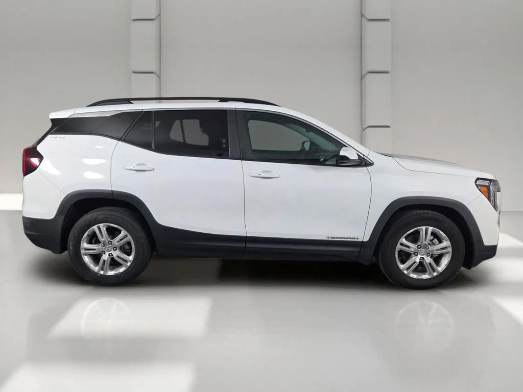Used 2022 Summit White GMC SLE image 4